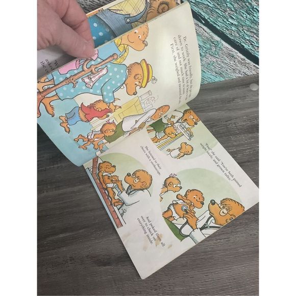 1981 The Berenstain Bears Go to The Doctor By Stan & Jan Berenstain 🌿🍒 - Picture 9 of 10